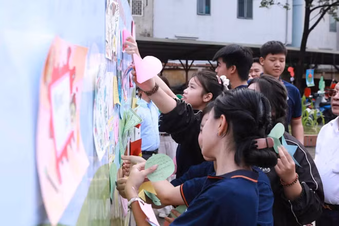 Học sinh Trường trung học phổ thông Lê Lợi (Phường Hà Đông, Hà Nội) chia sẻ ước mơ của mình. 