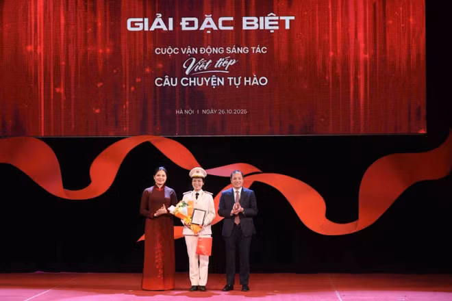 Bà Hà Thị Nga, Ủy viên Trung ương Đảng, Phó Chủ tịch Ủy ban Trung ương Mặt trận Tổ quốc Việt Nam và ông Hoàng Trung Dũng, Ủy viên Trung ương Đảng, Tổng Biên tập Tạp chí Cộng sản trao giải Đặc biệt cho tác giả Phạm Thị Thi (Cà Mau).