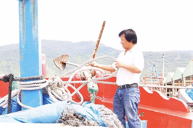 Ngư dân Nguyễn Hậu kiểm tra lại tàu cá, chuẩn bị cho những chuyến đi biển.