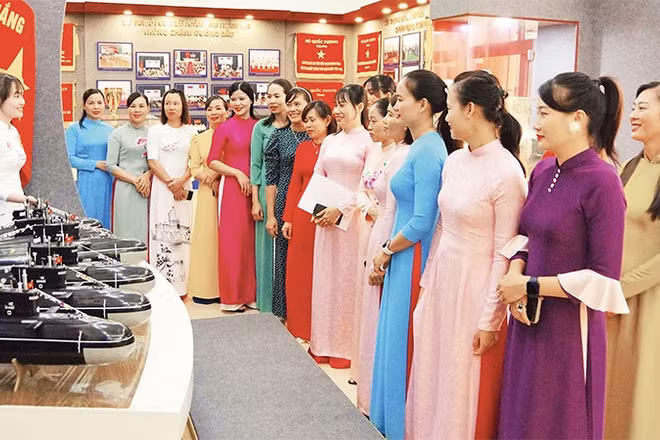 Các hội viên tham quan, học tập tại phòng truyền thống đơn vị. (Ảnh CTV HQ)