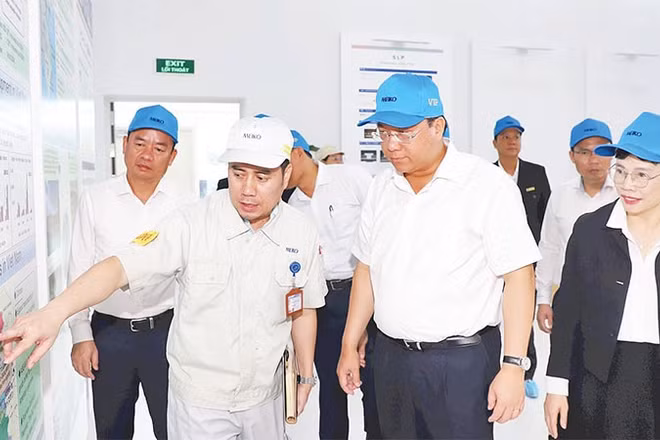 Chủ tịch Ủy ban nhân dân tỉnh Trần Duy Đông thăm Nhà máy Meiko Hòa Bình, Khu công nghiệp Bờ trái sông Đà.