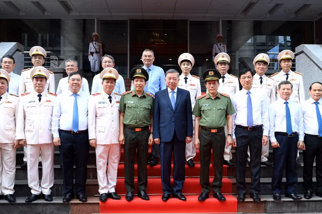 Tổng Bí thư, Chủ tịch nước Tô Lâm với các đại biểu và lãnh đạo Bộ Công an và Cục Cảnh sát quản lý trại giam, cơ sở giáo dục bắt buộc, trường giáo dưỡng. (Ảnh: ĐĂNG KHOA)
