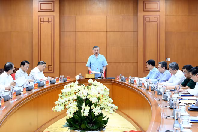Tổng Bí thư, Chủ tịch nước Tô Lâm chủ trì cuộc làm việc với các cơ quan liên quan về phát triển công nghiệp đóng tàu. (Ảnh: ĐĂNG KHOA)