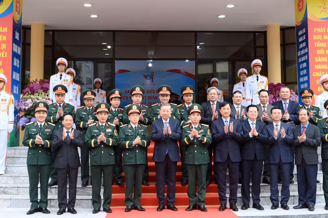 Tổng Bí thư Tô Lâm với các đại biểu tại cuộc làm việc với Học viện Kỹ thuật Quân sự. (Ảnh: ĐĂNG KHOA)
