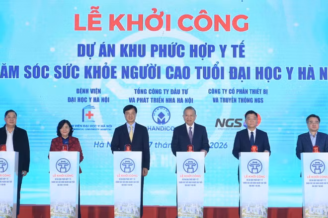 Tổng Bí thư Tô Lâm và các đại biểu thực hiện nghi thức khởi công xây dựng Khu phức hợp y tế - Chăm sóc sức khỏe người cao tuổi Đại học Y Hà Nội. (Ảnh: ĐĂNG KHOA)