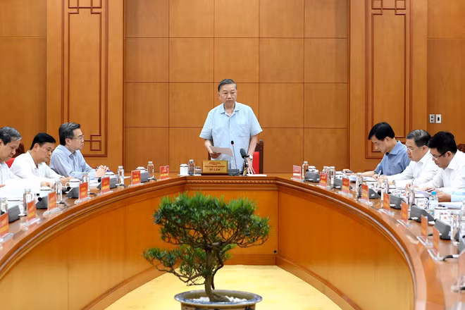 Tổng Bí thư, Chủ tịch nước Tô Lâm chủ trì cuộc làm việc với Ban Chính sách, chiến lược Trung ương về phát triển công nghiệp vật liệu. (Ảnh: ĐĂNG KHOA)