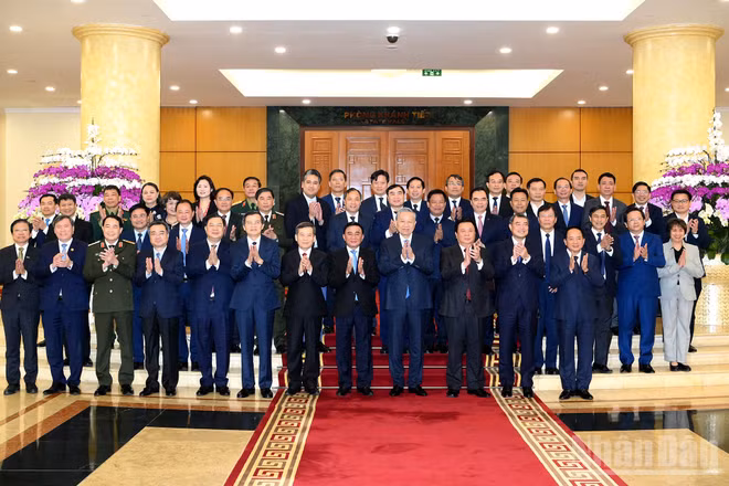 Tổng Bí thư Tô Lâm và các đồng chí lãnh đạo Đảng, Nhà nước và các đại biểu tham dự Hội nghị bố quyết định của Bộ Chính trị thành lập Hội đồng Lý luận Trung ương nhiệm kỳ 2026-2031. (Ảnh: ĐĂNG KHOA)