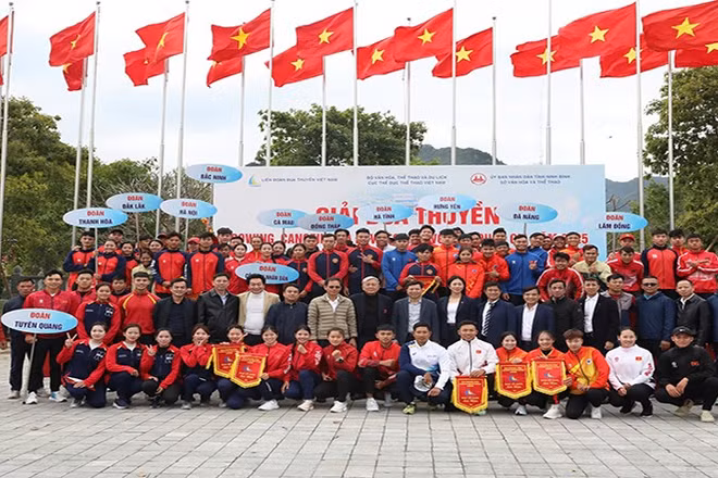 Ban tổ chức tặng cờ lưu niệm cho các đội tham gia giải.