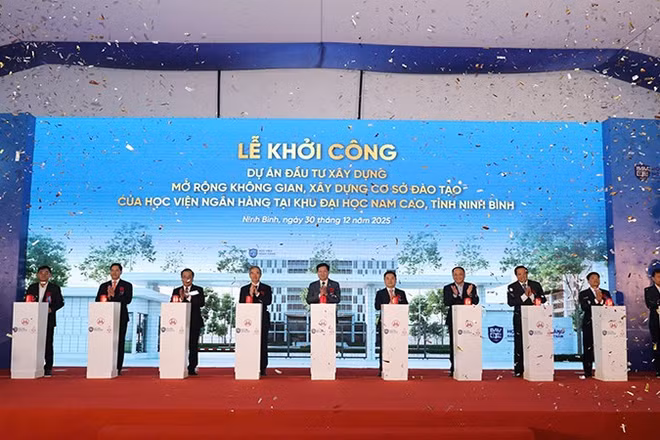 Các đại biểu thực hiện bấm nút khởi công dự án đầu tư xây dựng mở rộng không gian, xây dựng cơ sở đào tạo Học viện Ngân hàng tại Ninh Bình.