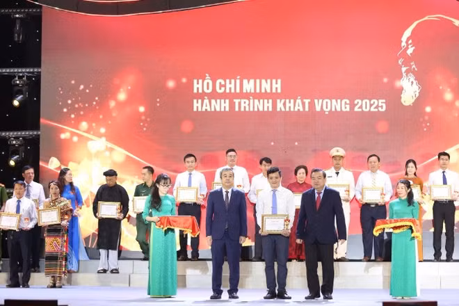 Ban Tuyên giáo và Dân vận Trung ương các điển hình tiêu biểu trong học tập và làm theo tư tưởng, đạo đức, phong cách Hồ Chí Minh khu vực phía Nam” năm 2025.