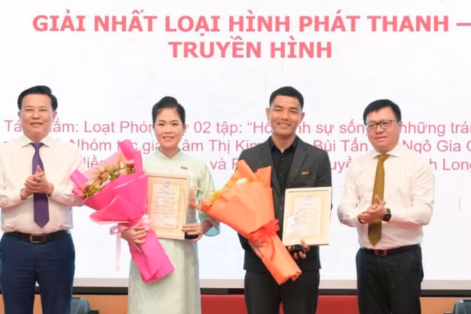 Đồng chí Lê Quốc Minh, Ủy viên Trung ương Đảng, Tổng Biên tập Báo Nhân Dân, Phó Trưởng Ban Tuyên giáo và Dân vận Trung ương, Chủ tịch Hội Nhà báo Việt Nam; đồng chí Nguyễn Thanh Hải, Phó Bí thư Tỉnh ủy, Chủ tịch Ủy ban Mặt trận Tổ quốc Việt Nam tỉnh Tây Ninh trao giải Nhất cho các tác giả.