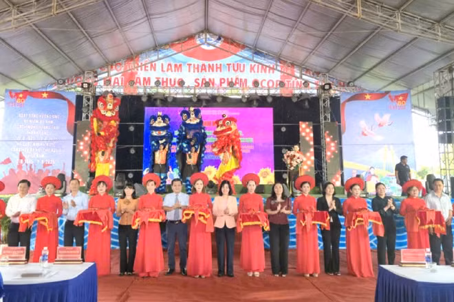 Lãnh đạo tỉnh tây ninh cùng các sở, ngành cắt băng khai mại hội chợ triển lãm.