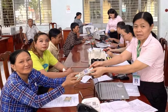 Ngân hàng chính sách xã hội Tây NInh giải ngân vốn tín dụng chính sách cho bà con phát triển sản xuất. (Ảnh NHCC)