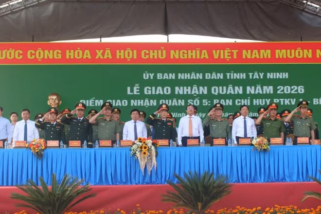 Lãnh đạo Trung ương và tỉnh Tây Ninh chào cờ tại Lễ giao nhận quân.