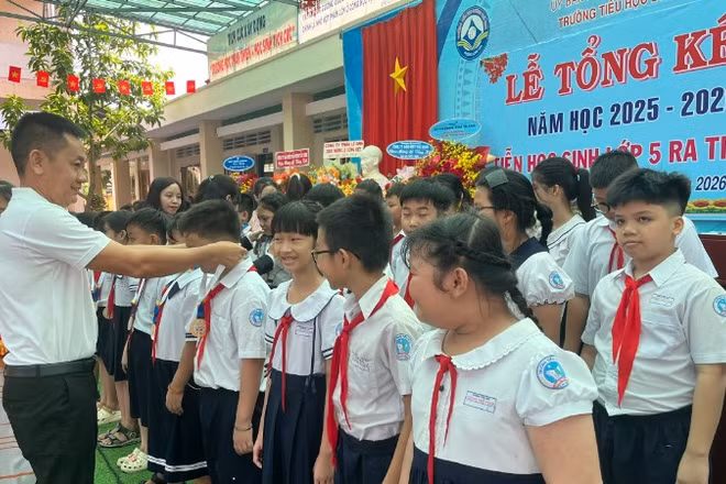 Giám đốc Siêu thị Co.opmart Tây Ninh Nguyễn Văn Bảo trao tặng kỷ niệm chương và vở mới cho học sinh