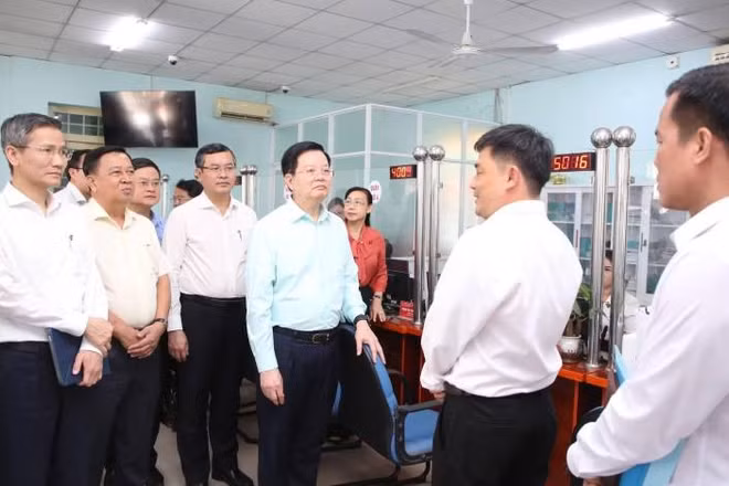 Phó Thủ tướng Mai Văn Chính (áo xanh) cùng Đoàn công tác của Chính phủ đã có buổi khảo sát Trung tâm Phục vụ hành chính công phường Trảng Bàng.