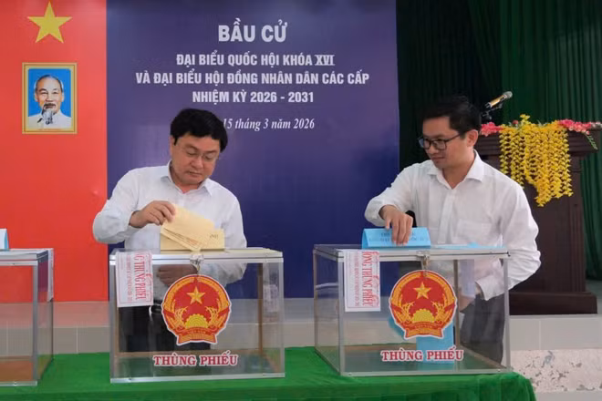 Ủy viên Trung ương Đảng, Bí thư Tỉnh ủy Nguyễn Văn Quyết bỏ phiếu tại Tổ bầu cử số 37, đơn vị bầu cử số 24, phường Long An.