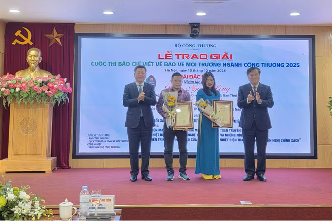 Đồng chí Nguyễn Hồng Diên, Ủy viên Trung ương Đảng, Bí thư Đảng ủy, Bộ trưởng Công thương, Trưởng Ban chỉ đạo cuộc thi báo chí viết về bảo vệ môi trường ngành công thương năm 2025; đồng chí Phan Xuân Thủy - Phó Trưởng Ban Tuyên giáo và Dân vận Trung ương trao Giải Đặc biệt cho các tác giả đoạt giải. (Ảnh: KIM DUNG)