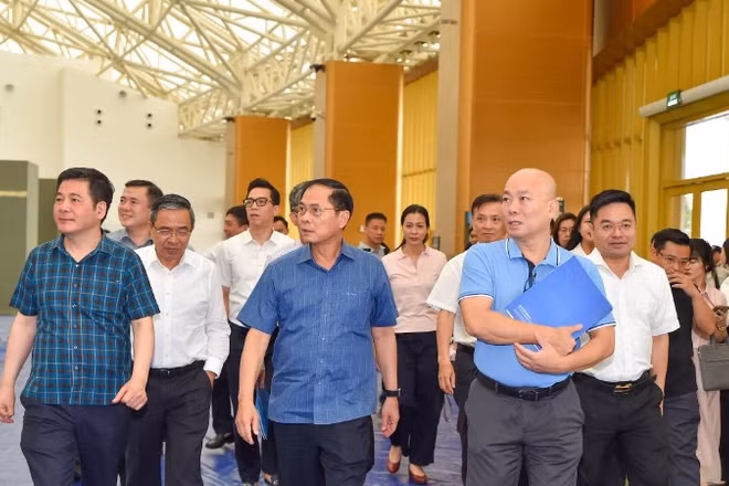 Phó Thủ tướng Chính phủ Bùi Thanh Sơn - Trưởng Ban chỉ đạo Hội chợ Mùa Thu 2025 và Bộ trưởng Bộ Công Thương Nguyễn Hồng Diên - Phó Trưởng Ban chỉ đạo Hội chợ Mùa Thu 2025 và các đồng chí lãnh đạo bộ, ngành kiểm tra công tác triển khai tổ chức Hội chợ Mùa Thu 2025 trong chiều 19/10.