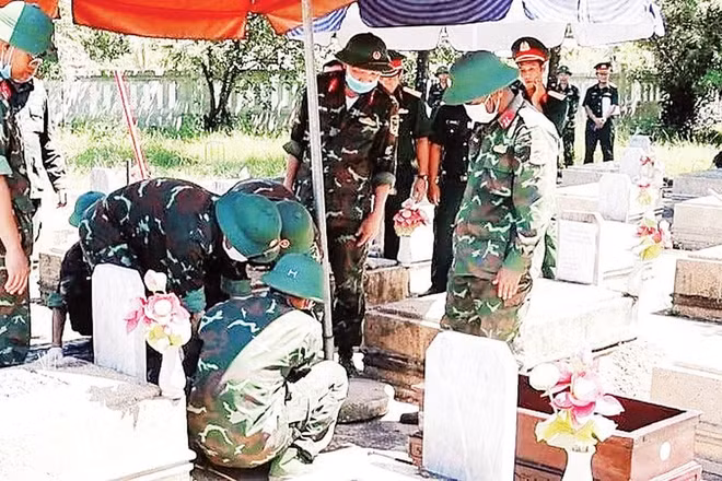 Tổ công tác tiến hành khai quật phần mộ để lấy mẫu hài cốt liệt sĩ tại phường Phong Điền (Ảnh LÊ SÁU)
