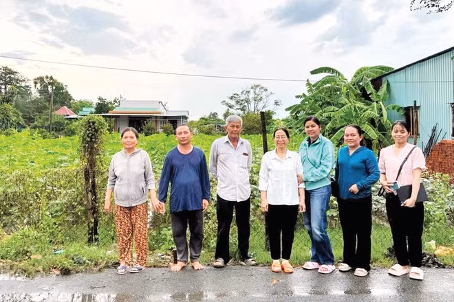 Cán bộ Hội Nông dân xã Bình Chánh xuống tận nhà nông dân để hỗ trợ kết nối đầu ra nông sản cho bà con (Ảnh CTV)