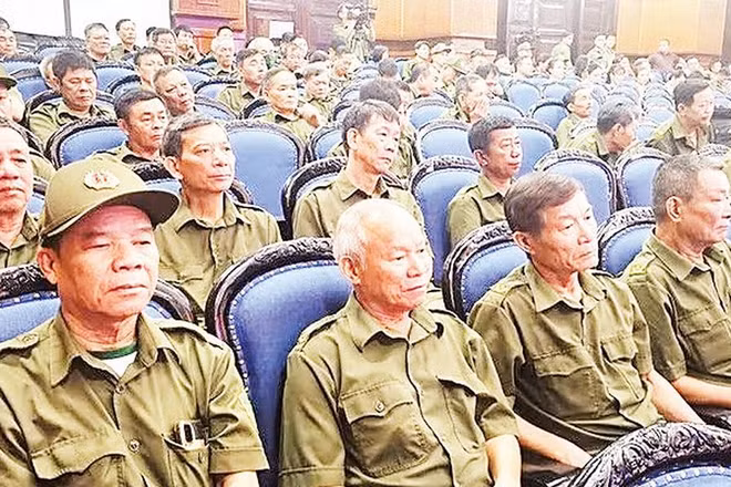 Lực lượng tham gia bảo vệ an ninh, trật tự cơ sở xem các đội thể hiện nội dung thi (Ảnh MAI LUẬN)