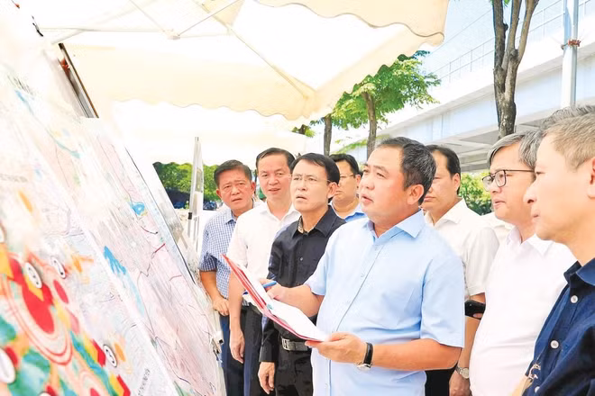 Bí thư Thành ủy Hà Nội Trần Đức Thắng kiểm tra tiến độ dự án Tây Thăng Long tại phường Đông Ngạc.