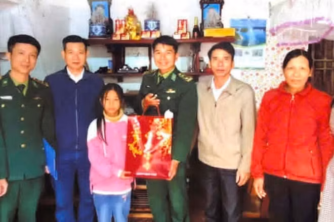 Cán bộ Đồn Biên phòng Cảng cửa khẩu Diêm Điền thăm, tặng quà cháu Nguyễn Thảo Nhi.