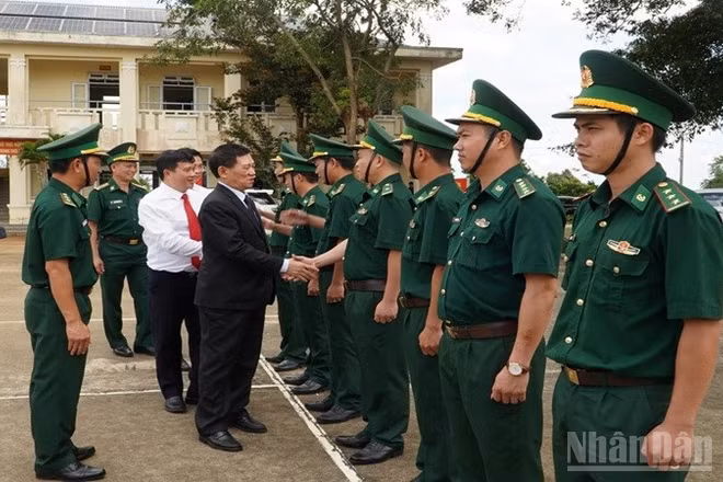 Ủy viên Trung ương Đảng, Phó Thủ tướng Chính phủ Hồ Đức Phớc dẫn đầu Đoàn công tác của Chính phủ thăm cán bộ, chiến sĩ Đồn Biên phòng Đắk Lao.
