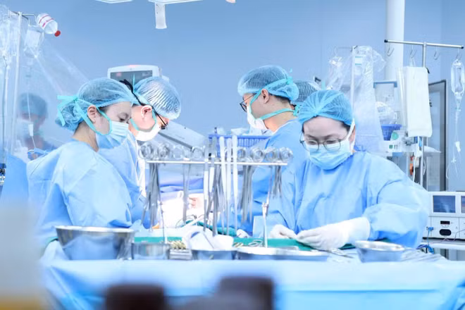 Các bác sĩ đã tiến hành lấy gan ghép cho bệnh nhân nam 36 tuổi; hai thận được ghép cho một bệnh nhân nữ 37 tuổi và một bệnh nhân nam 47 tuổi. Hai giác mạc được điều phối tới Bệnh viện Trung ương Huế, mở ra cơ hội phục hồi thị lực cho những người bệnh đang từng ngày chờ đợi ánh sáng.