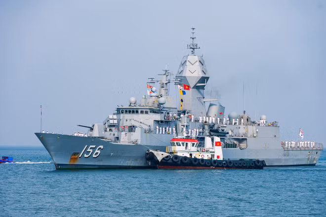Tàu khu trục tên lửa HMAS Toowoomba cập cảng Đà Nẵng. 