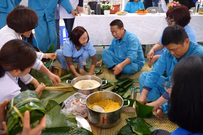 Các bác sĩ cùng người điều trị tham gia gói bánh chưng, chia sẻ không khí ngày Tết.