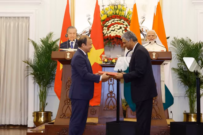 Tổng Bí thư, Chủ tịch nước Tô Lâm và Thủ tướng Cộng hòa Ấn Độ Narendra Modi chứng kiến lễ trao các văn kiện hợp tác giữa 2 nước. (Ảnh: TTXVN)