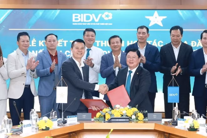 Ông Nguyễn Phúc Long - Chủ tịch Câu lạc bộ Sao Vàng đất Việt và ông Đoàn Việt Nam - Phó Tổng Giám đốc BIDV đại diện hai đơn vị ký kết thỏa thuận hợp tác