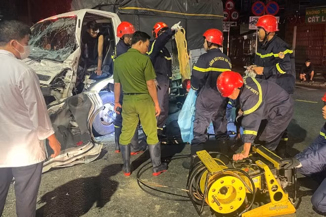 Lực lượng chức năng nhanh chóng triển khai các phương án cứu nạn để đưa nạn nhân ra khỏi cabin. (Ảnh: Công an cung cấp)