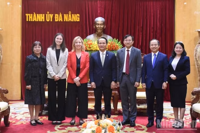 Các đại biểu chụp ảnh lưu niệm tại buổi tiếp.