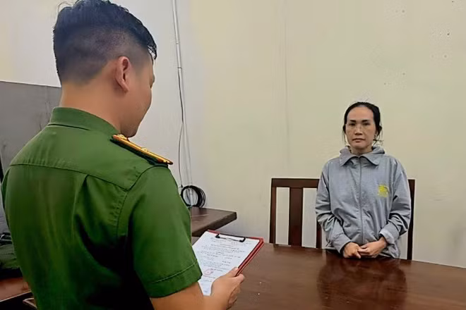 Đối tượng Nguyễn Thị Thu Thảo tại cơ quan điều tra. (Ảnh: Công an cung cấp).