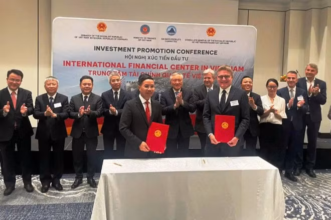 Chủ tịch Ủy ban nhân dân thành phố Phạm Đức Ấn ký kết Bản ghi nhớ hợp tác về Trung tâm tài chính với Công ty Frankfurt Main Finance. (Ảnh: ĐINH CƯỜNG)