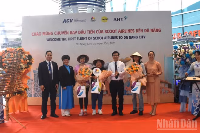 Đà Nẵng đón chuyến bay đầu tiên từ Singapore. (Ảnh: ANH ĐÀO)