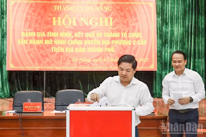 Bí thư Thành ủy Đà Nẵng Lương Nguyễn Minh Triết ủng hộ các đồng bào tại buổi phát động. (Ảnh: ANH ĐÀO)
