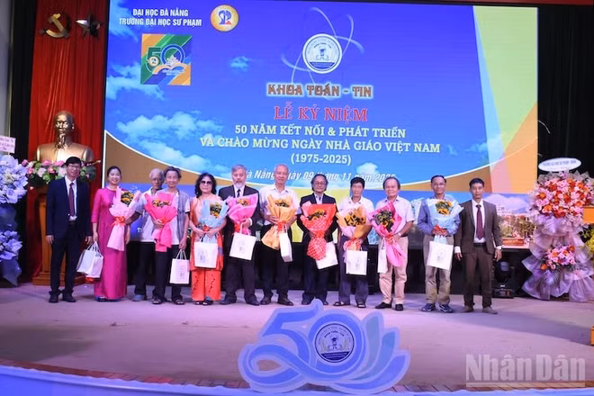 Đại diện Khoa Toán-Tin tặng hoa tri ân đến các thế hệ lãnh đạo, thầy cô có nhiều đóng góp, cống hiến vì sự phát triển của Khoa trong thời gian qua. (Ảnh: ANH ĐÀO)