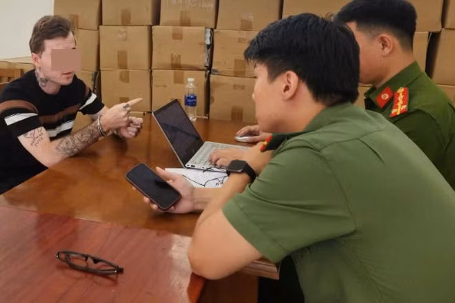 Đối tượng người nước ngoài bị tạm giữ tại cơ quan điều tra. (Ảnh: Công an cung cấp)