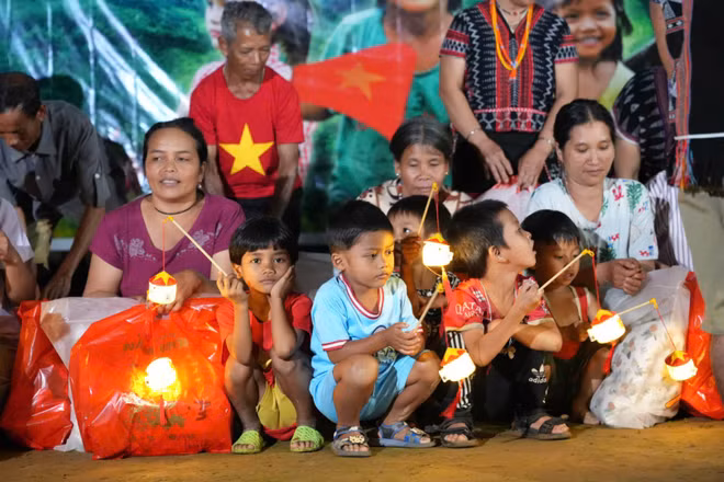 Trung thu ý nghĩa của trẻ em thôn Aur.