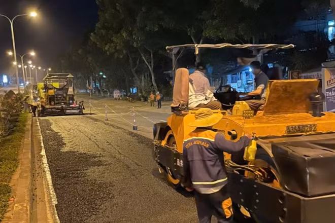 Đơn vị bảo trì tăng ca làm xuyên đêm nhằm đẩy nhanh tiến độ sửa chữa đoạn xuống cấp trên Quốc lộ 14B.