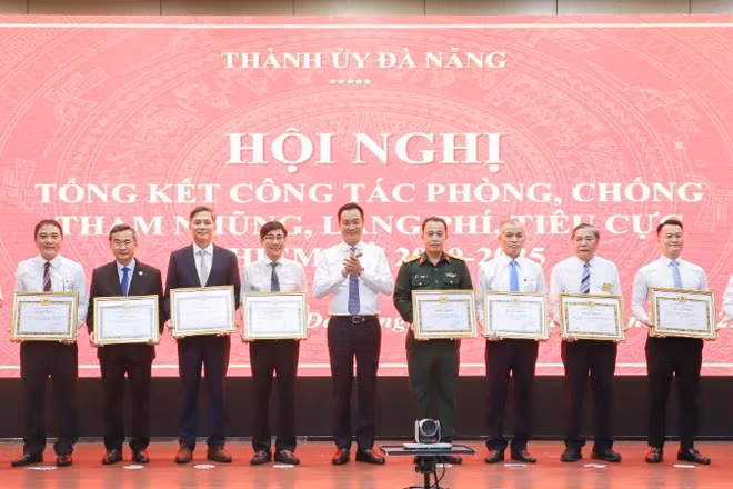 Bí thư Thành ủy Đà Nẵng Lê Ngọc Quang trao tặng bằng khen cho các tập thể có thành tích xuất sắc trong công tác phòng, chống tham nhũng, lãng phí, tiêu cực trong nhiệm kỳ qua.