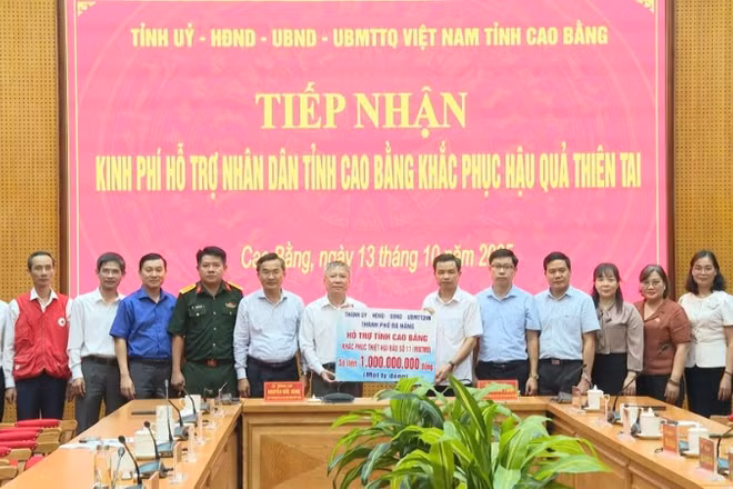 Chủ tịch Hội đồng nhân dân thành phố Đà Nẵng Nguyễn Đức Dũng trao tiền hỗ trợ tỉnh Cao Bằng. (Ảnh: Đoàn công tác cung cấp)