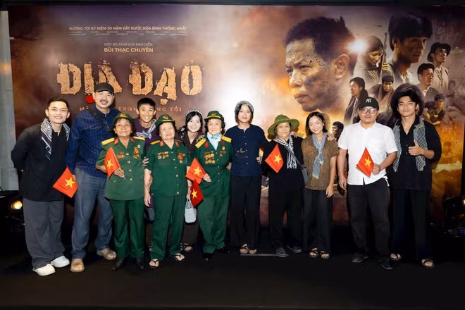 Đạo diễn Bùi Thạc Chuyên (thứ hai, từ bên trái) giao lưu với các cựu chiến binh và khán giả trong chương trình giới thiệu phim Địa đạo: Mặt trời trong bóng tối. (Nguồn GALAXY) 