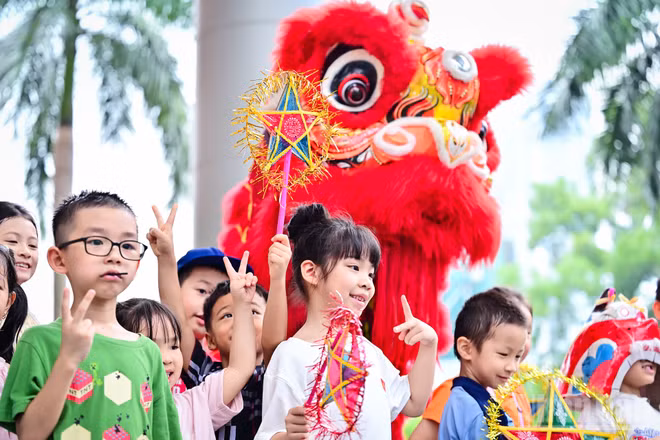 Các em nhỏ được trải nghiệm không gian Trung thu đầy sắc màu và niềm vui tại Bảo tàng Dân tộc học.