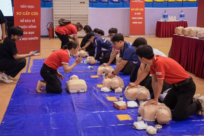 Góc tập huấn sơ cứu - Góc “đắt hàng” nhất trong khuôn khổ Lễ phát động Tháng Nhân đạo năm 2026 cấp quốc gia tại Cung Thể thao Quần Ngựa (Hà Nội).