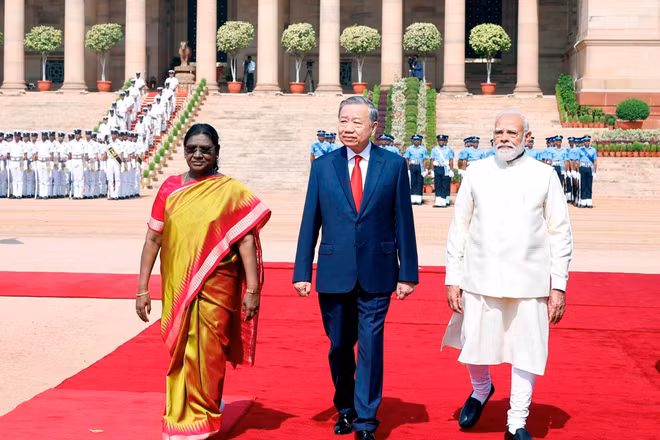 Sáng 6/5/2026, tại Phủ Tổng thống ở Thủ đô New Delhi, Tổng thống Droupadi Murmu và Thủ tướng Narendra Modi đồng chủ trì Lễ đón trọng thể Tổng Bí thư, Chủ tịch nước Tô Lâm cùng Ðoàn đại biểu cấp cao Việt Nam thăm cấp Nhà nước tới Cộng hòa Ấn Ðộ theo nghi thức cao nhất dành cho nguyên thủ quốc gia. (Ảnh TTXVN)